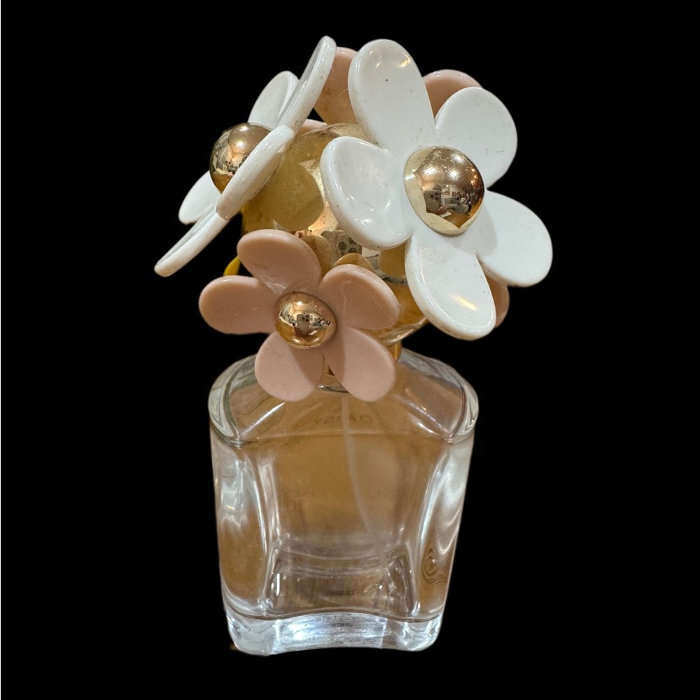 Empty Marc Jacobs Daisy Perfume with Cream and Yellow Floral Cap - Picture 4 of 7